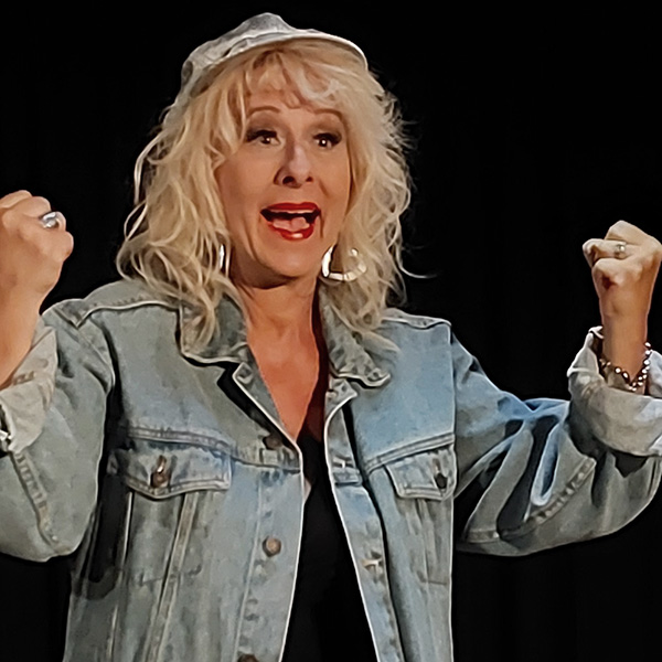 Andrea Lipka: Ein bisschen Retro Sie sieht nicht mehr alles rosarot – aber ganz sicher auch nicht schwarz-weiß! In ihrer bewusst retro angelegten Neuauflage mischt Andrea Lipka Klassiker mit aktuellen Themen: Von Figurwahn über Werbung bis Tierschutz – bissig, witzig, fränkisch!