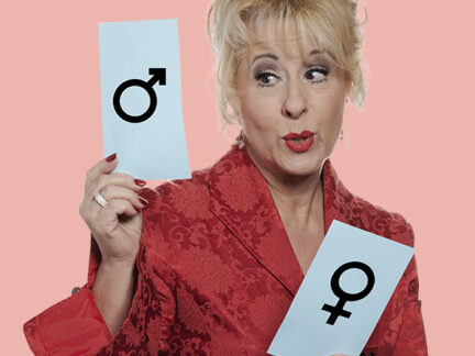 Warum Männer schweigen und Frauen reden – und warum das völlig normal ist! Andrea Lipka nimmt mit Witz und Herz die kleinen Unterschiede zwischen den Geschlechtern unter die Lupe. Ob Mammutjagd oder Beeren sammeln – uralte Muster leben weiter und sorgen heute für herrlich komische Missverständnisse. Ein Abend voller Lachen, Erkenntnis und liebevollem Augenzwinkern.