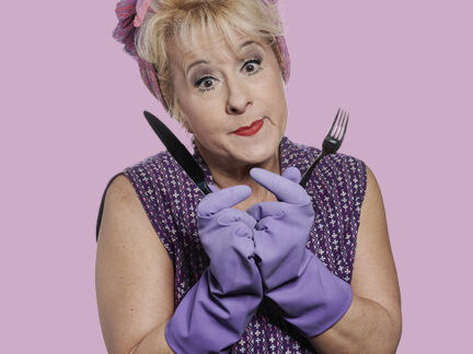 Andrea Lipka: Elfriede Rumpler – Best of! Nach über 13 Jahren Kultputzfrau gibt’s jetzt das Beste vom Besten! Andrea Lipka präsentiert Highlights aus drei Elfriede-Programmen – von Telefon-Hotlines über Diätenwahn bis zur preisgekrönten Dübel-Nummer. Ein Lachmuskeltest der Extraklasse!