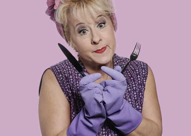 Andrea Lipka: Elfriede Rumpler – Best of! Nach über 13 Jahren Kultputzfrau gibt’s jetzt das Beste vom Besten! Andrea Lipka präsentiert Highlights aus drei Elfriede-Programmen – von Telefon-Hotlines über Diätenwahn bis zur preisgekrönten Dübel-Nummer. Ein Lachmuskeltest der Extraklasse!