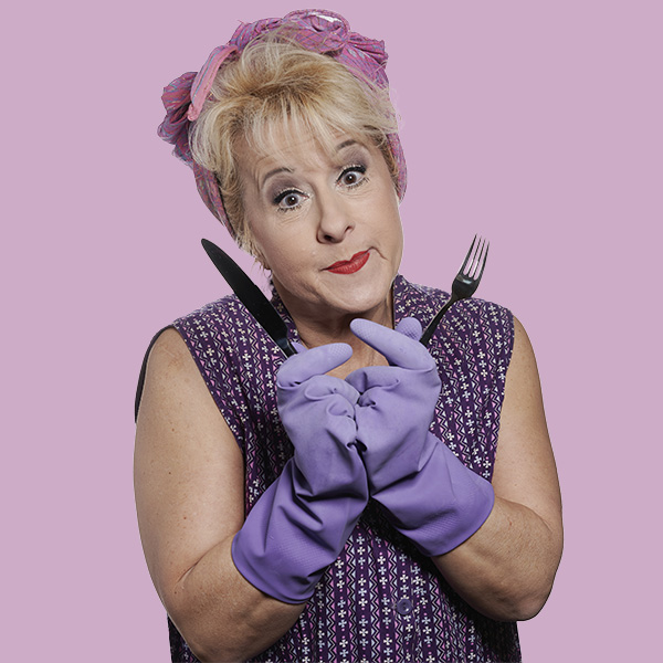 Andrea Lipka: Elfriede Rumpler – Best of! Nach über 13 Jahren Kultputzfrau gibt’s jetzt das Beste vom Besten! Andrea Lipka präsentiert Highlights aus drei Elfriede-Programmen – von Telefon-Hotlines über Diätenwahn bis zur preisgekrönten Dübel-Nummer. Ein Lachmuskeltest der Extraklasse!