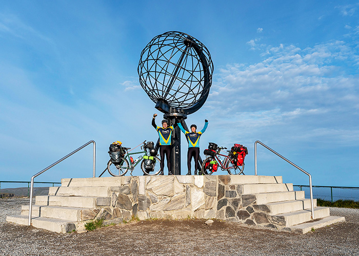 „Nordwärts“ – Mit dem Rad zum Nordkap und zurück Sandra Butscheike und Steffen Mender berichten in ihrer Live-Reportage von 6.700 Kilometern durch Nordeuropa – mit viel Gepäck, Humor und großartigen Bildern. Persönlich, inspirierend und voller Reisetipps!
