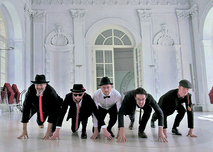 Orchestra Grandessa – Weltmusik unplugged Das Ensemble um Henry Wolf vereint Gypsy-Swing, Klezmer, Tango und mehr zu einem virtuosen, leidenschaftlichen Klang-Erlebnis. Akustisch, emotional und voller Flair – wie eine musikalische Reise durch Europas Kulturen.