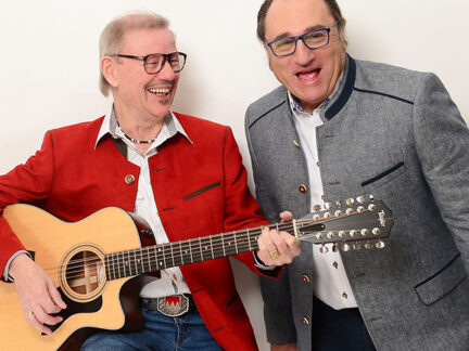 Zwei echte Nürnberger feiern fränkische Lebensart mit Liedern, Geschichten, Parodien und Stammtischkultur. Nostalgisch, witzig, urig – ein Riesenspaß für alle, die den fränkischen Humor lieben!