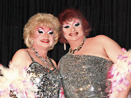 Jacky Dumèe & Miss Mara – Travestie mit Herz und Humor Zwei fränkische Originale, ein schillernder Abend: Jacky Dumèe und Miss Mara begeistern mit Witz, Parodie, Livegesang und Charme. Unvergesslich, frech, brillant – einfach erleben und genießen!