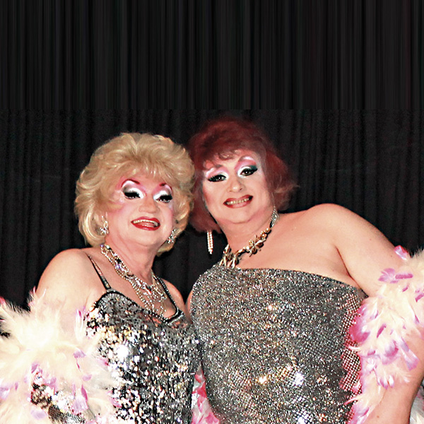 Jacky Dumèe & Miss Mara – Travestie mit Herz und Humor Zwei fränkische Originale, ein schillernder Abend: Jacky Dumèe und Miss Mara begeistern mit Witz, Parodie, Livegesang und Charme. Unvergesslich, frech, brillant – einfach erleben und genießen!