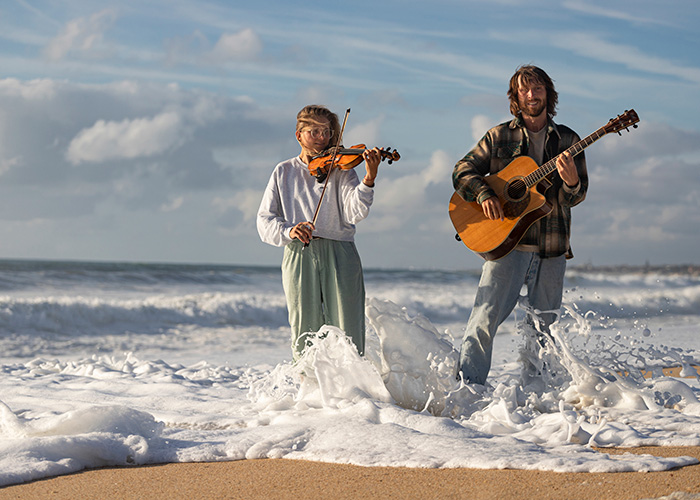 Nobutthefrog – Musik & Reisegeschichten aus Portugal & Spanien Das Nürnberger Singer-Songwriter-Duo verbringt den Winter im Süden, finanziert sich mit Straßenmusik und gibt Einblicke in ihr Leben unterwegs. Mit Live-Songs, Reise-Highlights und spannenden Geschichten ein Abend voller Herz und Fernweh.