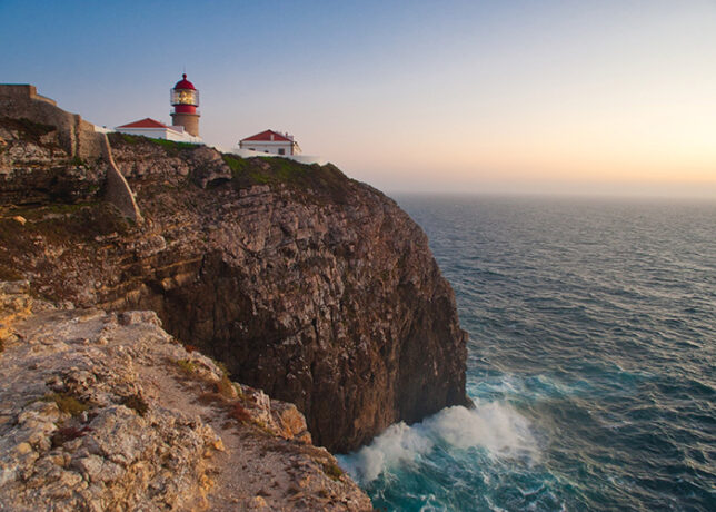 Portugal – Küsten, Kultur & Natur Von den wilden Atlantikküsten der Algarve bis zum historischen Norden mit Porto zeigt Portugal eine beeindruckende Vielfalt. Zwischen Porto und Lissabon erwarten Sie reiche Kulturschätze und lebendige Städte. Auf Madeira locken spektakuläre Wanderungen und farbenfrohe Faschingsfeste. Ein Land voller Kontraste und Erlebnisse!