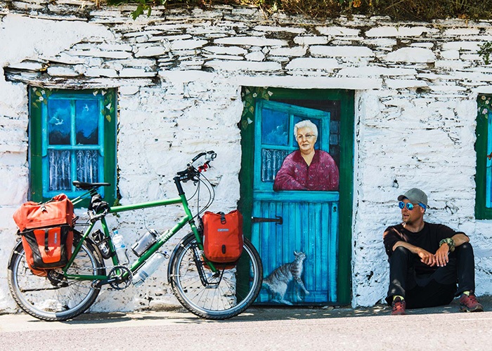 Robert Neu radelt fast 5.000 km rund um Irland und nimmt das Klischee von der grünen Insel genau unter die Lupe. Mit beeindruckenden Bildern zeigt er die wilde Natur, die kulturellen Highlights und die herzlichen Menschen – von den Klippen des Wild Atlantic Way bis zu den urigen Pubs. Ein unterhaltsamer und berührender Vortrag voller Humor und Abenteuer.