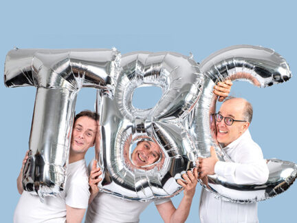 WOMERSCHOMA bei TBC – Fränkisch-preußische Scherzfusion Seit 40 Jahren sorgt das Trio mit bissigem Humor, Satire und Wortspiel für Lachstürme – ob Weltpolitik oder Lokalposse, hier bleibt kein Auge trocken und kein Publikum verschont. Zu lustig für Kabarett, zu scharf für Comedy – einfach ein Muss!