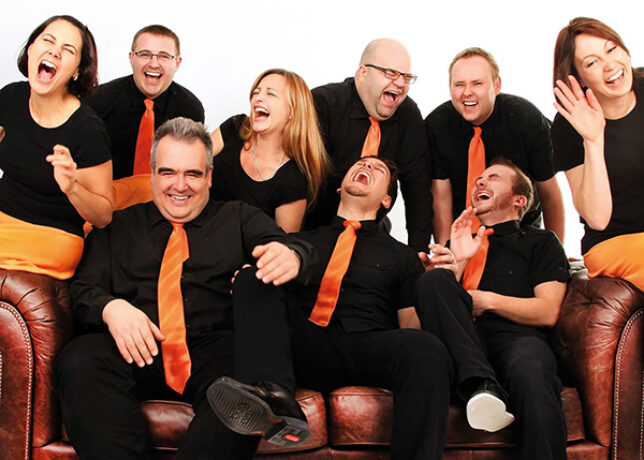 Volle Möhre! Rasante Spontanität, ungeahnte Tiefe, herzzerreißende Dramatik und hochexplosiver Humor auf der Theaterbühne. Als eine der erfolgreichsten Improvisationstheatergruppen Frankens verstehen sich die Spieler von Volle Möhre bestens darauf, die Vorgaben und Szenenwünsche des Publikums wie aus dem Nichts kreativ und fesselnd in unterhaltsame Stücke mit Charme, Niveau und einer ordentliche Portion Lachmuskeltraining zu verwandeln. Seinen Sie dabei, wenn es heißt: „5,4,3,2,1 – VOLLE MÖHRE!“