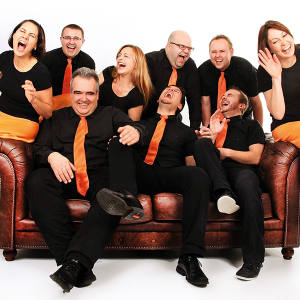 Volle Möhre! Rasante Spontanität, ungeahnte Tiefe, herzzerreißende Dramatik und hochexplosiver Humor auf der Theaterbühne. Als eine der erfolgreichsten Improvisationstheatergruppen Frankens verstehen sich die Spieler von Volle Möhre bestens darauf, die Vorgaben und Szenenwünsche des Publikums wie aus dem Nichts kreativ und fesselnd in unterhaltsame Stücke mit Charme, Niveau und einer ordentliche Portion Lachmuskeltraining zu verwandeln. Seinen Sie dabei, wenn es heißt: „5,4,3,2,1 – VOLLE MÖHRE!“