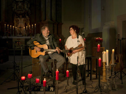 Liedermaching, Blues, Jazz, Folk & Humor – Wulli & Sonja entführen ihr Publikum mit außergewöhnlichen Stimmen, feinen Gitarrenklängen und berührenden Geschichten aus dem Alltag. Ein Abend zum Eintauchen, Lachen und Nachdenken.