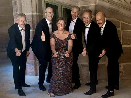 Franconian Harmonists – Ein Abend voller Herz und Harmonie Die Liebe ist ein ewiges Lied – mal heiter, mal sehnsuchtsvoll. Die Franconian Harmonists nehmen Sie mit auf eine musikalische Reise durch kleine Affären, große Gefühle und charmante Missverständnisse. Ob Sonjas Zeichen, Daisys Dates oder Bel Amis Liebeskunst – hier wird mit Witz und Stil besungen, was das Herz bewegt. Ein Abend voll Nostalgie, Lebenslust und feinem Leichtsinn.