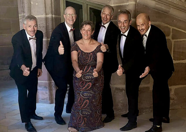 Franconian Harmonists – Ein Abend voller Herz und Harmonie Die Liebe ist ein ewiges Lied – mal heiter, mal sehnsuchtsvoll. Die Franconian Harmonists nehmen Sie mit auf eine musikalische Reise durch kleine Affären, große Gefühle und charmante Missverständnisse. Ob Sonjas Zeichen, Daisys Dates oder Bel Amis Liebeskunst – hier wird mit Witz und Stil besungen, was das Herz bewegt. Ein Abend voll Nostalgie, Lebenslust und feinem Leichtsinn.