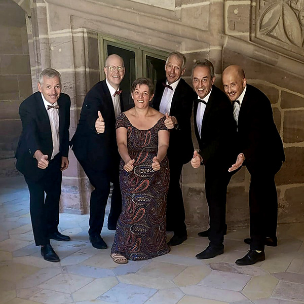 Franconian Harmonists – Ein Abend voller Herz und Harmonie Die Liebe ist ein ewiges Lied – mal heiter, mal sehnsuchtsvoll. Die Franconian Harmonists nehmen Sie mit auf eine musikalische Reise durch kleine Affären, große Gefühle und charmante Missverständnisse. Ob Sonjas Zeichen, Daisys Dates oder Bel Amis Liebeskunst – hier wird mit Witz und Stil besungen, was das Herz bewegt. Ein Abend voll Nostalgie, Lebenslust und feinem Leichtsinn.