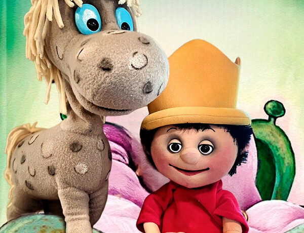 Eine Figur des kleinen Prinzen steht neben einer Pferdefigur.