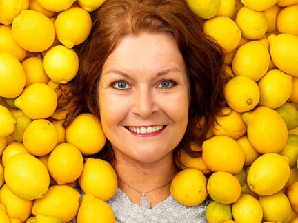 Zu sehen ist Annette von Bamberg die zwischen Zitronen liegt