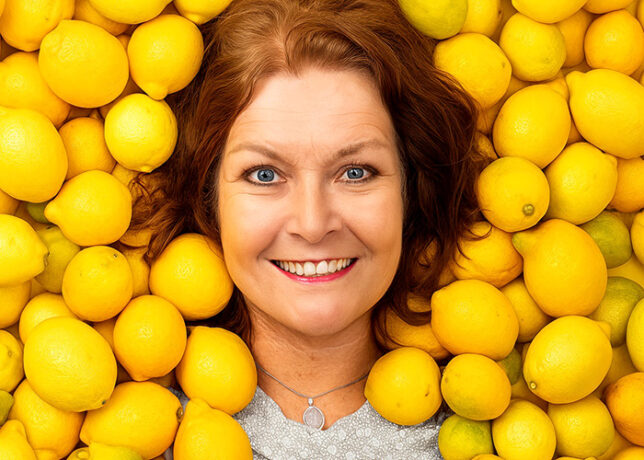 Zu sehen ist Annette von Bamberg die zwischen Zitronen liegt