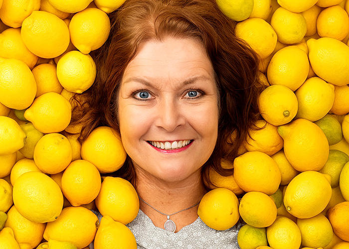 Zu sehen ist Annette von Bamberg die zwischen Zitronen liegt