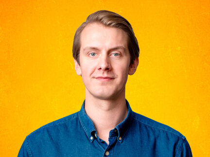 Jonas Greiner auf orangen Hintergrund