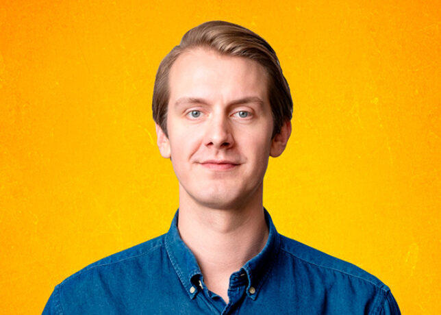 Jonas Greiner auf orangen Hintergrund