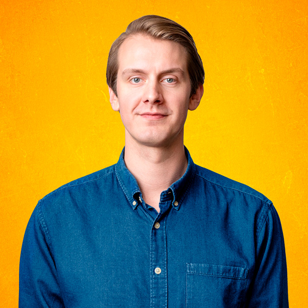 Jonas Greiner auf orangen Hintergrund