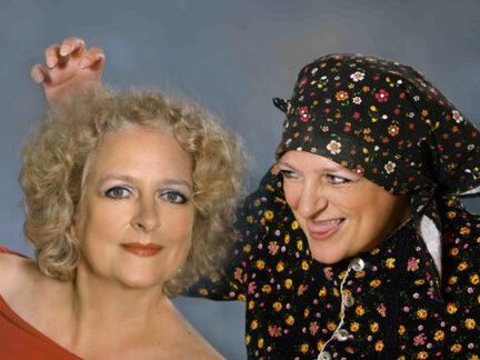 Claudia Bill begeistert mit energiegeladenem Kabarett, geprägt von Ruhrpott-Wurzeln und begleitet von Uli am Klavier.