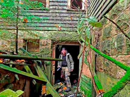 Jürgen Schütte an einem verlassenen Ort mitten im Wald