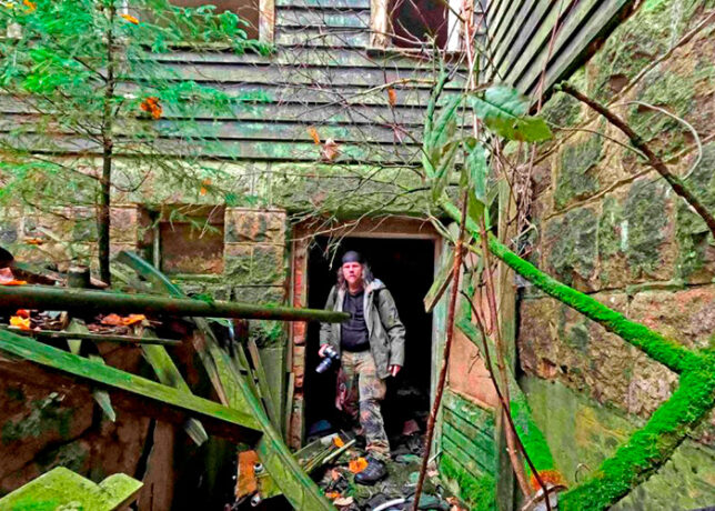 Jürgen Schütte an einem verlassenen Ort mitten im Wald
