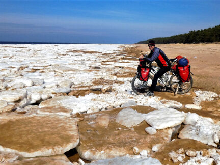 Walter Költsch präsentiert seine 4.000 km lange Fahrradreise durchs Baltikum bis nach Moskau – voller Schnee, Eis und beeindruckender Landschaften.