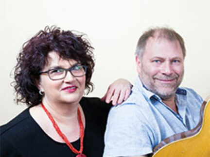 Wulli Wullschläger & Sonja Tonn begeistern mit Gitarrenklängen, besonderen Stimmen und stimmungsvollen Liedern zwischen Weltmusik und eigenen Songs.