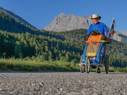 Bergige Landschaft im Hintergrund und im Vordergrund Walter Wärthl zu sehen