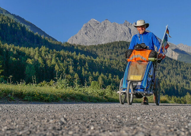 Bergige Landschaft im Hintergrund und im Vordergrund Walter Wärthl zu sehen