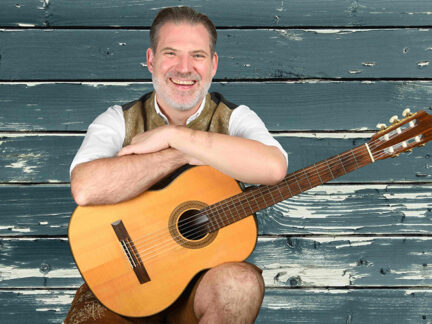 Kabarett mit Gitarre und guter Laune beim Frühschoppen.